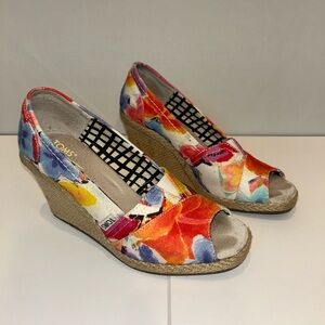 TOMs Wedges - Floral Design (size 6.5)